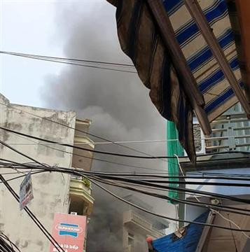Cháy lớn cửa hàng bán đồ vàng mã ở Hà Nội, nhiều người hốt hoảng