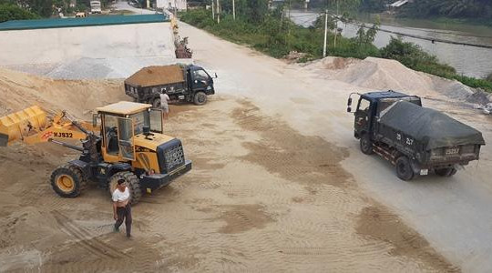 Nghệ An: Dân "tố" bãi tập kết VLXD chưa phép gây ô nhiễm môi trường và mất an toàn giao thông