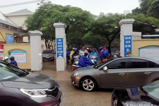 Sáng nay, nhiều trường ở Nghệ An cho học sinh nghỉ học vì mưa lớn