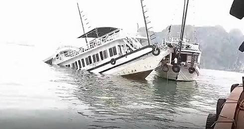 Quảng Ninh: Tàu du lịch bất ngờ bị chìm trên vịnh Hạ Long