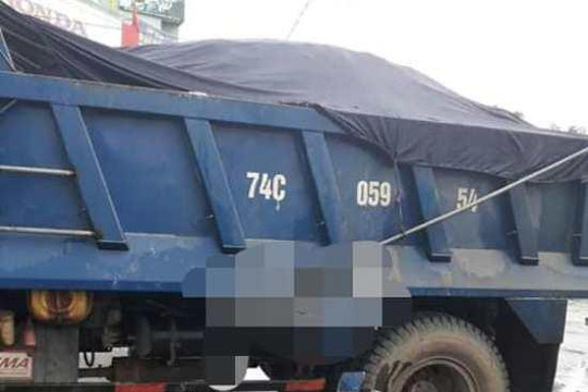 Quảng Trị: Xe tải chở cát va chạm xe máy, nhân viên tiếp thị bia tử vong tại chỗ