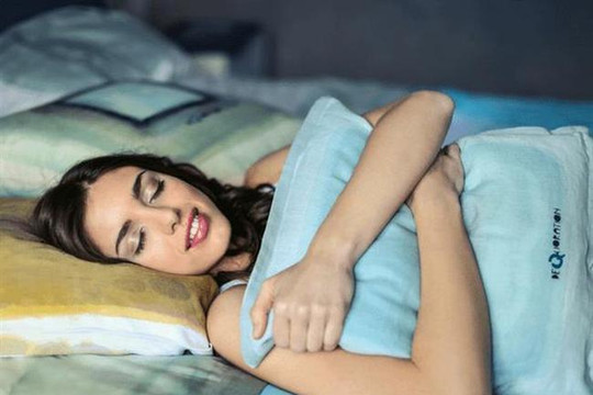 Tại sao không nên gối đầu khi ngủ?