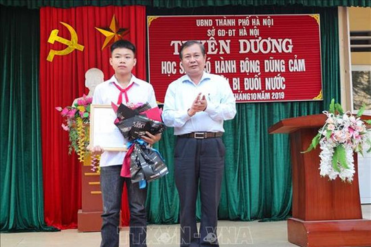Hà Nội khen thưởng học sinh dũng cảm cứu hai em nhỏ bị đuối nước