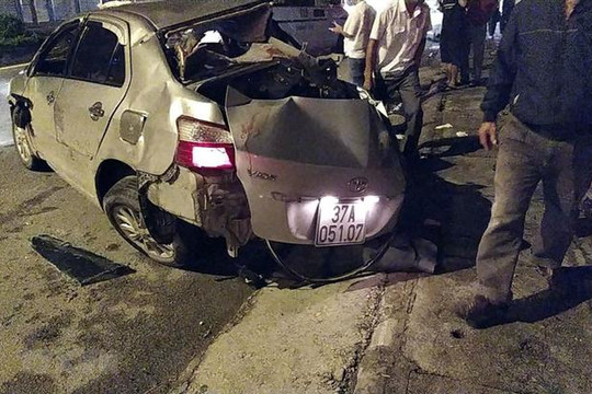 Nghệ An: Xe giường nằm đâm xe ô tô con, 3 người chết tại chỗ