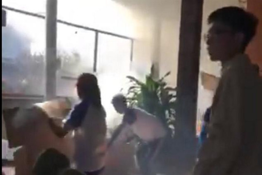 Đang học thể dục, học sinh lớp 12 lao vào chữa cháy nhà