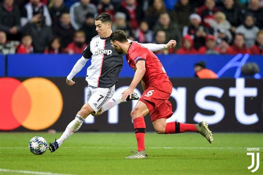 Ronaldo bừng sáng, Juventus bất bại ở vòng bảng C1