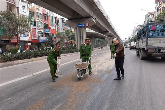 Lực lượng Công an phường La Khê, Hà Đông xử lý hậu quả do xe container chở chất thải dầu mỡ bị rớt chảy ra đường