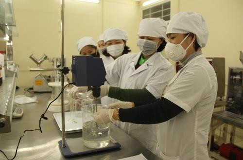 Khoa dược sản xuất dung dịch sát trùng tay phục vụ phòng chống dịch nCoV
