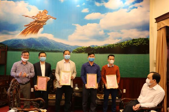 Lãnh đạo huyện Sóc Sơn tiếp nhận hỗ trợ từ các đơn vị, doanh nghiệp chung tay phòng chống dịch COVID - 19