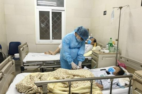 Nữ điều dưỡng mang thai tháng cuối tình nguyện ở lại bệnh viện chống dịch