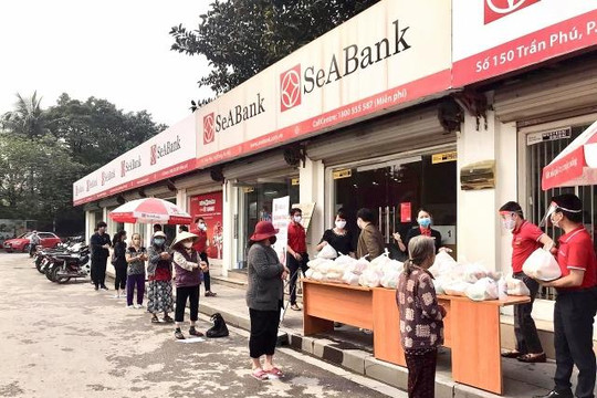 SeABank trao tặng 35,2 tấn gạo cho người nghèo trong mùa dịch COVID-19