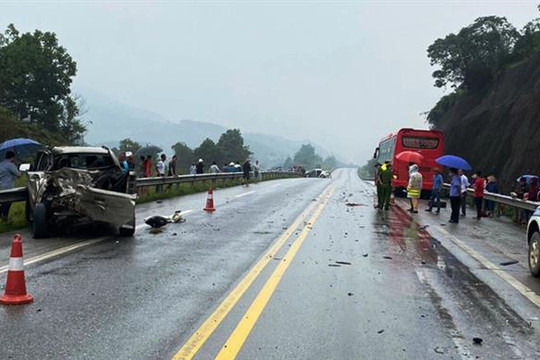 Ba ô tô va chạm trên cao tốc Nội Bài - Lào Cai, hai người bị thương