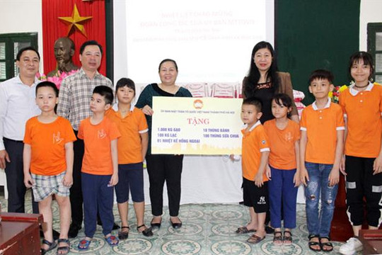 Thăm, tặng quà Trường Phổ thông cơ sở dân lập dạy trẻ câm điếc Hà Nội