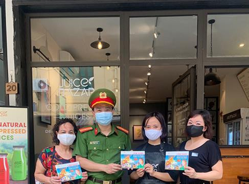 Lực lượng cảnh sát PCCC & CNCH công an quận Hoàn Kiếm - Hà Nội đẩy mạnh và giữ vững công tác phòng chống dịch COVID-19.