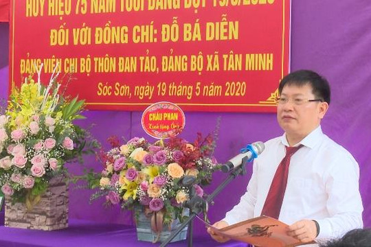 Đảng viên đầu tiên của Đảng bộ huyện Sóc Sơn nhận huy hiệu 75 năm tuổi Đảng