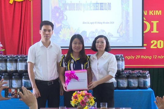 Hội LHPN Sóc Sơn  cùng Đoàn thiện nguyện Hà Nội tặng quà nhân ngày Quốc Tế Thiếu Nhi