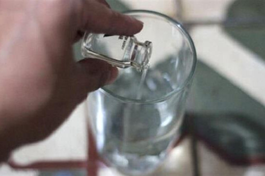Bỏ thuốc vào nguồn nước để đầu độc cả gia đình
