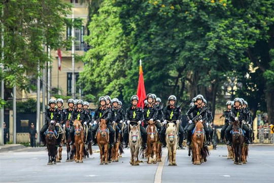 Kỵ binh Cảnh sát cơ động diễu hành trên Quảng trường Ba Đình