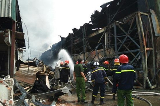 Khống chế đám cháy lớn ở kho hàng tại cảng Đức Giang