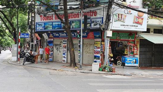 Phố cổ Hà Nội: Hàng loạt cửa hàng đóng cửa vì vắng khách