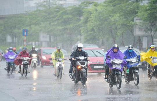 Thời tiết hôm nay 30/7: Hà Nội có lúc mưa rào và dông, áp thấp nhiệt đới đã vào Biển Đông