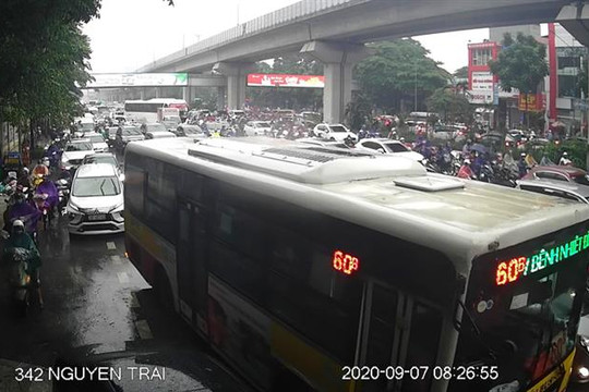 Hà Nội: Mưa lớn đầu giờ sáng gây ùn tắc nhiều tuyến đường
