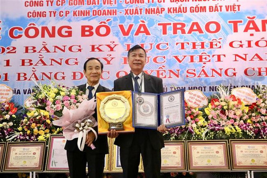 Lần đầu tiên thương hiệu sản xuất đất sét nung Việt Nam lập cú đúp Kỷ lục Thế giới