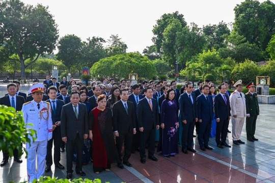 Dâng hương tưởng niệm các vị liệt tổ, liệt tông, Chủ tịch Hồ Chí Minh và các Anh hùng liệt sỹ