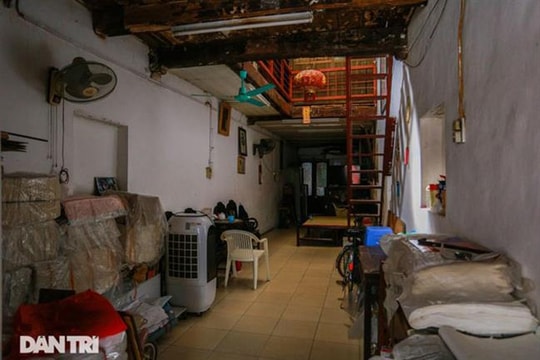 Căn nhà cổ trăm tuổi làm từ gỗ lim, có kiến trúc 'độc nhất' phố cổ Hà Nội