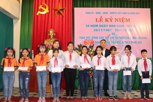 Tạp chí Tài nguyên và Môi trường trao học bổng cho học sinh Trường TH và THCS Đông Quý, Tiền Hải, Thái Bình