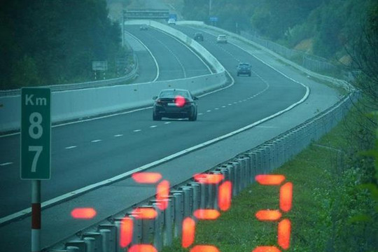 'Vội đi ăn cưới', tài xế BMW phóng xe với tốc độ 223km/h trên cao tốc