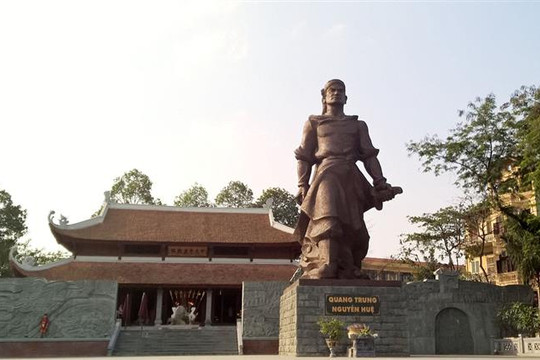 Thường trực Thành ủy Hà Nội dâng hương tưởng nhớ Hoàng đế Quang Trung - Nguyễn Huệ