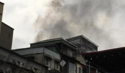 Hà Nội: Cháy lớn trên khu phố cổ, lan sang cửa hàng văn phòng phẩm, dép nhựa