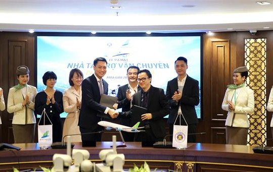 Bamboo Airways tài trợ vận chuyển chính thức cho CLB Bóng đá Hà Nội năm thứ hai liên tiếp