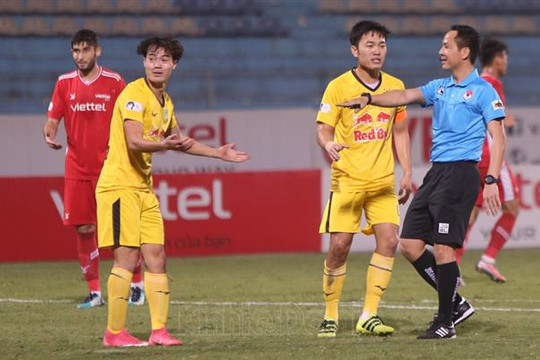 Bóng đá Việt Nam lên chuyên nghiệp ngoại trừ trọng tài là không?