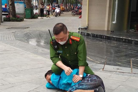 Khống chế đối tượng ''ngáo đá'' tấn công người dân trên phố Lý Thường Kiệt