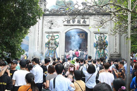 Hơn 30.000 lượt du khách hành hương về đền Hùng