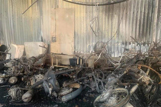 Gia Lâm: Cháy nhà trong đêm, 9 người trong cùng gia đình may mắn thoát chết
