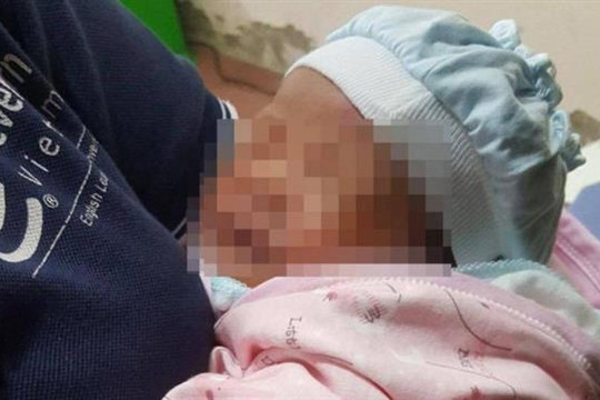 Phát hiện bé gái sơ sinh bị bỏ rơi ở khuôn viên trạm y tế