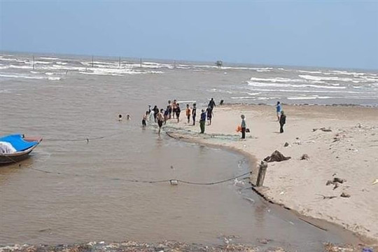 Nam Định: Gần 20 em học sinh ra đê biển chơi, 3 em bị nước cuốn mất tích