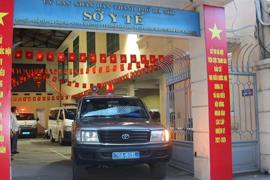 Chùm ảnh: Chủ tịch UBND TP Chu Ngọc Anh tiễn "đội đặc nhiệm" của Hà Nội lên đường hỗ trợ Bắc Giang chống dịch Covid-19