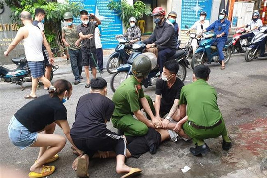 Khống chế đối tượng nghi ''ngáo đá'' chặn ô tô trấn tiền, tấn công cảnh sát ở Hà Đông