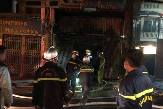 Hà Nội: Cháy cửa hàng kinh doanh thiết bị điện ở đường Phú Diễn
