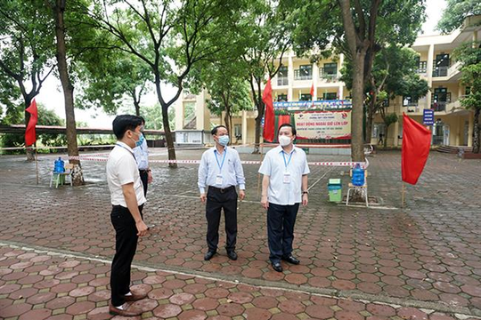Phó Chủ tịch UBND thành phố Chử Xuân Dũng kiểm tra công tác coi thi tại huyện Đông Anh, Sóc Sơn, Mê Linh