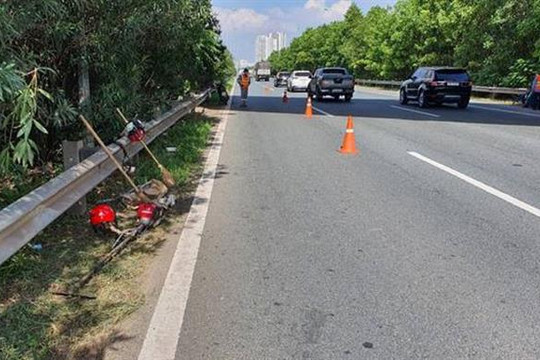 Truy tìm tài xế xe ô tô đâm tử vong công nhân trên đại lộ Thăng Long