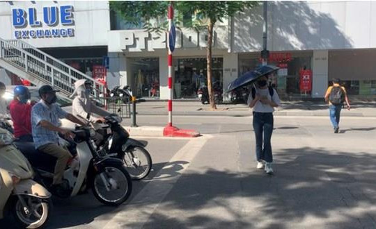Hà Nội: Bỏ mặc cầu đi bộ, người dân vô tư di chuyển dưới lòng đường