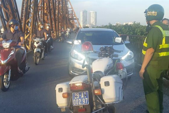 Phạt 45 triệu đồng trường hợp lái xe ô tô chở bạn gái lên cầu Long Biên hóng mát