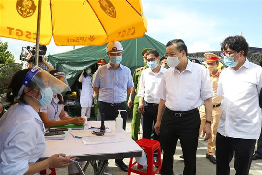 Chủ tịch UBND TP Hà Nội Chu Ngọc Anh kiểm tra phòng dịch tại chốt kiểm soát ra vào Thủ đô