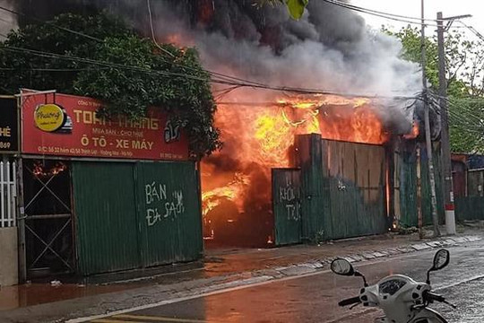 Dập tắt đám cháy kho tại phường Thịnh Liệt (quận Hoàng Mai)