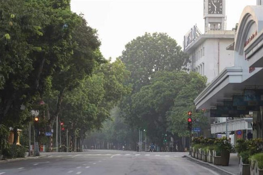 Hà Nội: Đường phố vắng, người dân được nhắc nhở tuân thủ nghiêm Chỉ thị 16